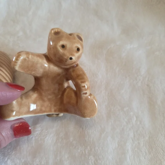 Vintage Porcelain Brown Bear & Honey Beehive Salt & Pepper Shakers - Picture 6 of 11